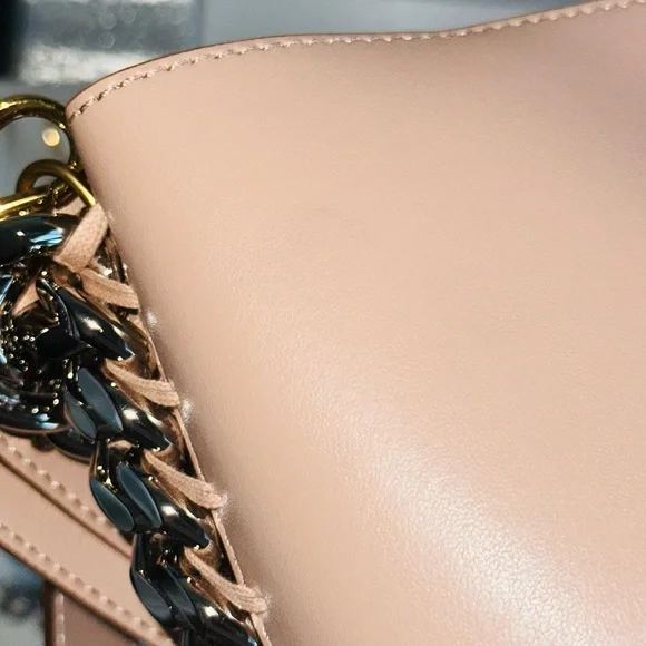 Stella McCartney: Two-Tone Bucket Frayme Chain-Link Crossbody Tote Bag - Picture 11 of 16